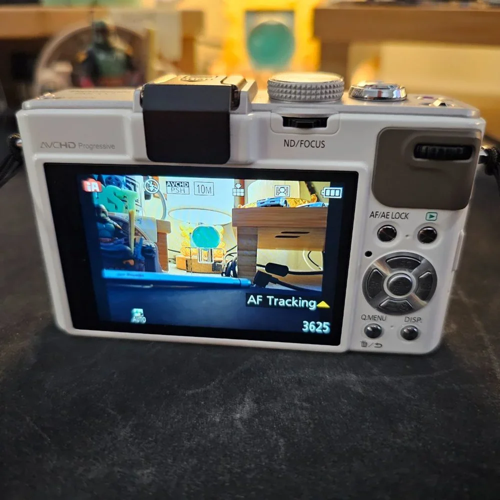 Panasonic Lumix DMC-LX7, EUC, incl. OEM leather Panasonic case, strap, SD card